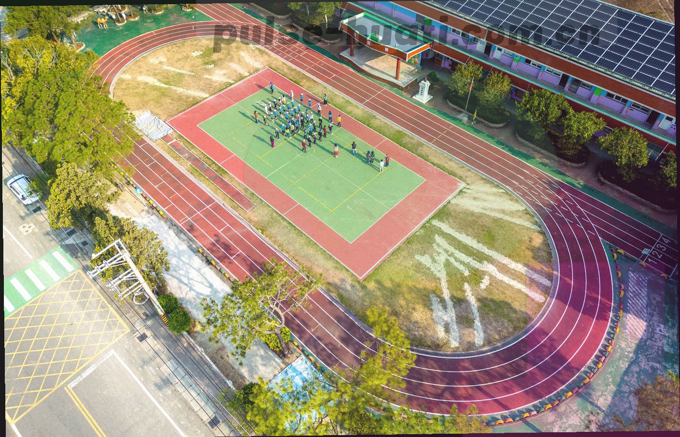 拉萨城区与远处山谷在清晨光线中的全景，屋顶与山脊形成横向层次